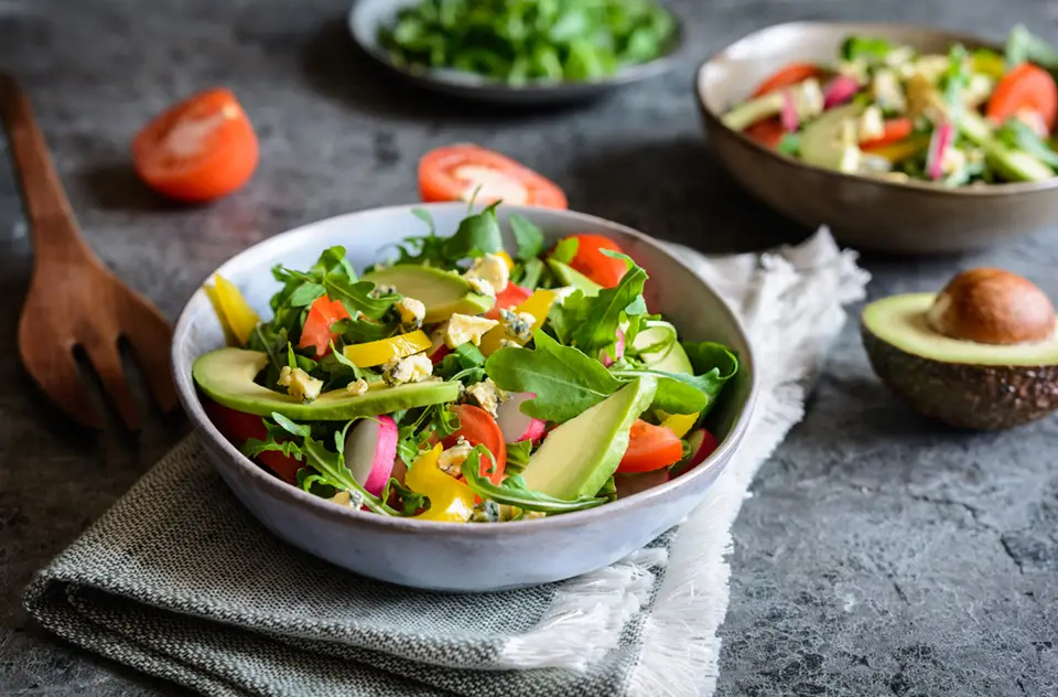 Gesunder grüner Salat mit Avocado Immersatt