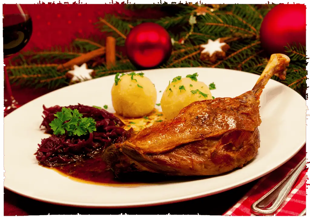 Weihnachtsmenü mit leckerer Ente, Knödeln und Rotkohl.